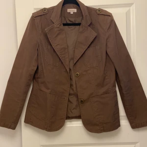 Vårjacka/kavaj  - Vår/sommarjacka från bon’a parte!  Storlek: 38  Knappt använd, väldigt bra skick ✨  Meddela mig vid eventuella frågor! 