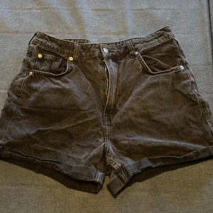 Svarta shorts - Svarta shorts från hm, använda få gånger så de är i mycket gott skick. Tyvärr för små för mig. Skulle säga att de är i en mom jean modell.