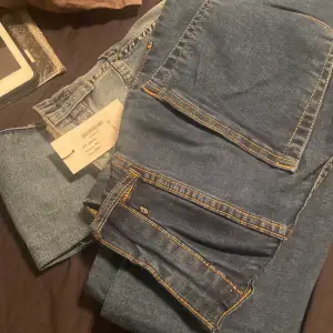 Två skinny jeans en helt oanvänd och en använt Max 10 gånger.  Köpta i lager 157  Anledning till varför jag säljer dom är för att jag inte använder skinny jeans längre.  Orginal pris 200 per byxa  Säljer båda för 100kr Pris kan diskuteras!!!!