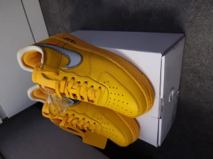 Air force 1 university gold 42 - Säljer mina air force kopior såklart men är völdigt bra kvalitet på fom ser bra ut inte använda storlek 42 us 8.5