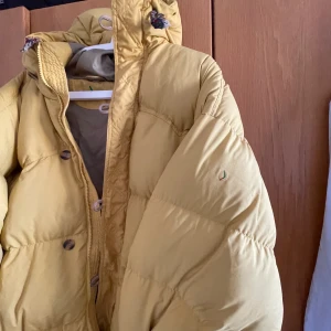 Boomerang dunjacka - Stor boomerang dunjacka! Stl L, ärvd. Passar både killar och tjejer. Oversize 