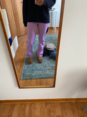Lila byxor - Ascoola lila byxor!! Behöver ba strykas lite men jättebra skick och jag är 165 brukar ha 38 i jeans men passar 36 också ❤️‍🔥