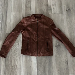 Läderjacka  - Äkta Läderjacka från Lazy Fox, nypris på denna är 3000kr  Skick: Knappr använd nästan som ny,  väldigt bra skick.👍🏼👌🏼 Storlek: 32, men den är lite större i storlek