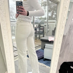 Bikbok size 26 längd 32 - Superf fina vida Bikbok jeans i bra skick!!💕 Ordinarie pris : 600kr 💕💕💕 Säljer via Swish, kund står för frakt  Mötas: Linköping, Motala, Borensberg  