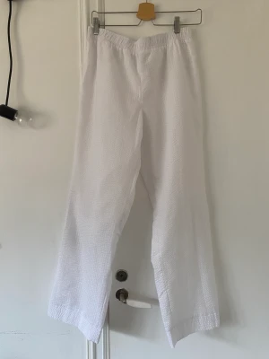 Vita somriga byxor - Aldrig använda pga fel storlek.  Därmed inga fläckar eller slitage alls. Skönt luftigt material. 