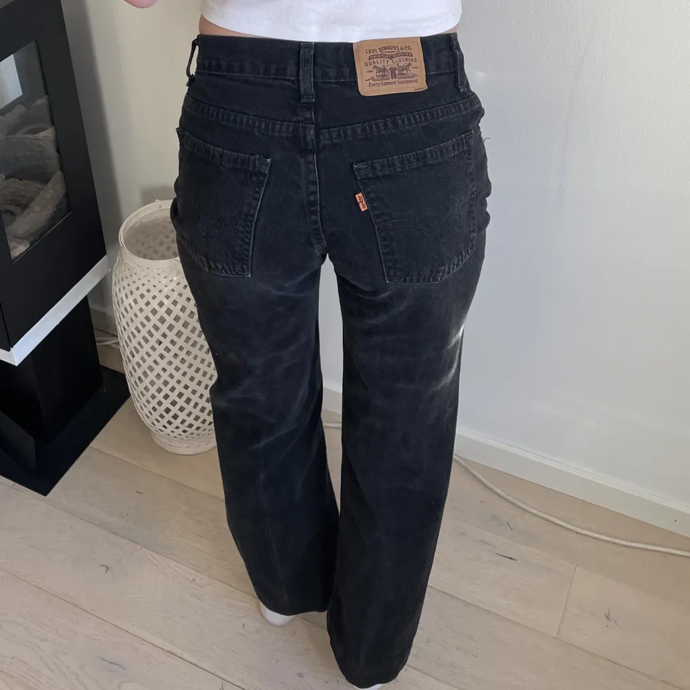 Säljer mina svarta Levis jeans då de aldrig kommer till någon användning. Köpta på Beyond Retro i December förra året. Står ingen storlek på de men jag är 168 lång. Bara att skriva privat ifall man undrar över storlek.. Jeans & Byxor.