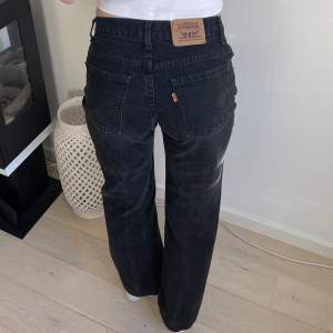 Säljer mina svarta Levis jeans då de aldrig kommer till någon användning. Köpta på Beyond Retro i December förra året. Står ingen storlek på de men jag är 168 lång. Bara att skriva privat ifall man undrar över storlek.