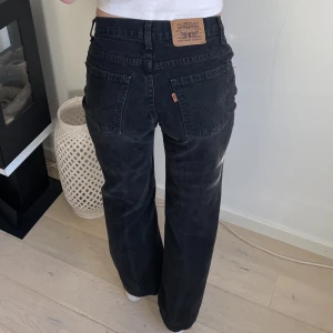 Svarta Levis jeans - Säljer mina svarta Levis jeans då de aldrig kommer till någon användning. Köpta på Beyond Retro i December förra året. Står ingen storlek på de men jag är 168 lång. Bara att skriva privat ifall man undrar över storlek.