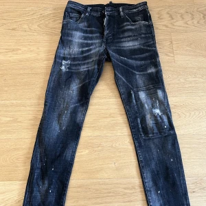 Dsquared2 jeans  - Säljer mina super snygga dsquared2. Säljer de pga att de har blivit för små för mig  Storlek 42. Vid intresse av flera bilder kontakta mig  