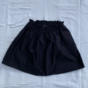Svart kjol  - Kjol från zara i mycket bra skick. Inte använt denna alls så den inte är min stil. Jättesnygg dock!