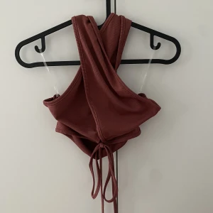 Supersnygg topp - Öppen och korsad framtill med knytning. Aldrig använd🌸