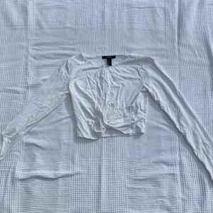 Vit Crop top - Crop top från forever 21 knappt använd. Se bild nästan längst ner på min profil för bild med den på. Sitter supersnyggt och tajt.