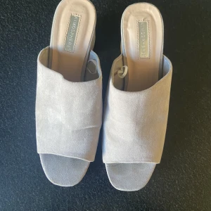 Klacksko - Gråa klackar från primark storlek 39. Fint skick, endast använda några gånger