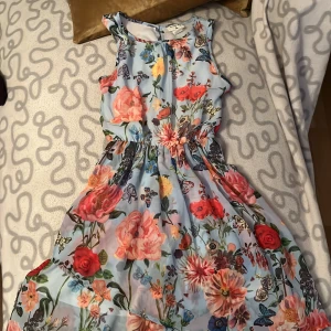 Blå Blom klänning  - En blå klänning med massa blommors tryck💙🌺 - 