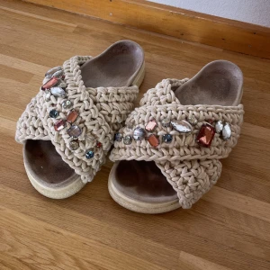 Inuikii tofflor - Inuikii tofflor, väldigt fint skick utanpå men är väldigt använda så fotsulan är synligt använd😊