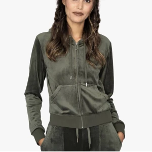 Juicy kofta💚💚 - Säljer denna snygga juicy koftan i dark moss💚💚💚den är i stl M å i princip som ny då jag knappt använt den! Pris kan diskuteras 