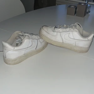 Nike Air Force 1 - Tja! Säljer nu dessa skor eftersom de är för små. Storlek 36,5 men passar 37/37,5. Skicket är ganska bra bara att de är lite smutsiga, men det går alltid att tvätta bort!  Pris går att diskutera vid smabb affär.