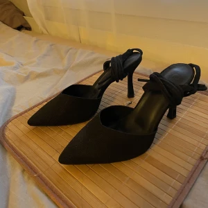 Klackskor - Lagom spetsiga svarta klackskor med snörning, köpta för 300kr. Faktiskt så bra material och sköna men dom kommer inte till användning tyvär. Använda en gång så i princip ny skick!