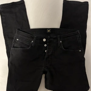 Lee jeans - Svarta lågmidjade vida Lee jeans använda fåtal gånger och passar perfekt till mig som är 161 då dom går över skorna. (tryck INTE på köp nu) köparen står för frakt. För fler bilder skriv till mig 💕