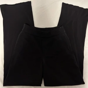 Byxor  - Svarta vida byxor från bikbok i bra skick med dragkedja på sidan, dom är perfekt vida och inte för tjockt eller för tunt material. (tryck INTE på köp nu) köparen står för frakt. För fler bilder skriv till mig 💕