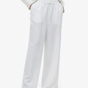 Linnebyxor  - Säljer ett par sköna linnebyxor från H&M. Byxorna har endast används ett ental gånger då dem är för stora. Dem är Unisex, storlek M. Det är bara att skriva om du är intresserad eller har frågor✨