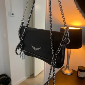 Zadig Voltaire Rock Nano - Säljer nu min fina axelremsväska från Zadig Voltaire i modellen Rock Nano.  Den är använd men som i nyskick! Har inget kvitto kvar dessvärre då jag fick den i julklapp. Sälja pga att jag inte använder den längre. Frakt 49:- 