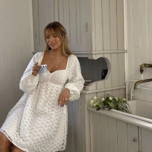 Studentklänning Sanna jörnvik - Säljer denna jättefina klänning från Sanna Jörnviks kollektion. Passar perfekt till student / konfirmation! Såå fin ringning och mönster! Endast använd en gång🤍🤍