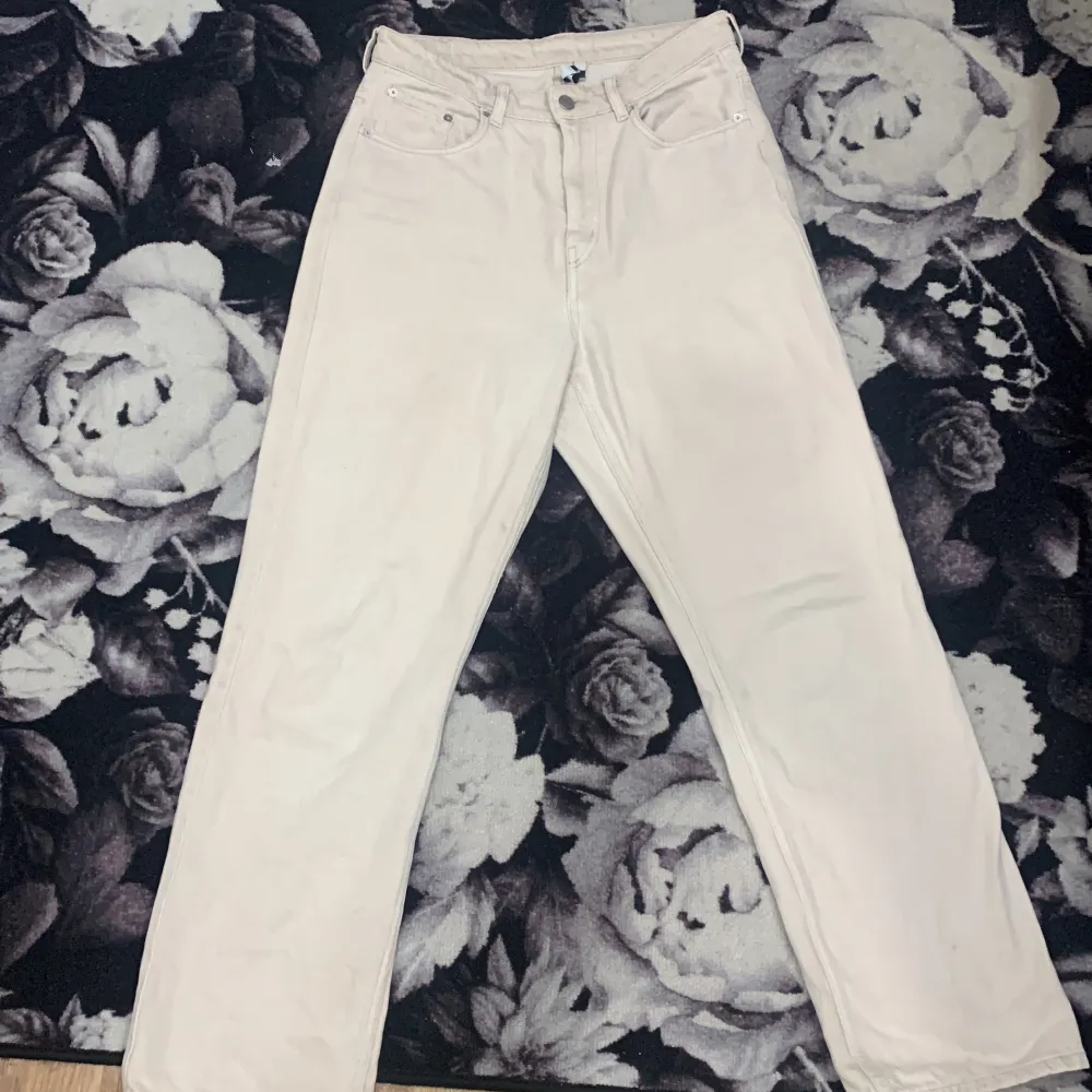 Säljer dessa fina weekday jeans row, då de inte kommer till användning! Har använt ett fåtal gånger så i använt men bra skick :). Färg: Cream white  . Jeans & Byxor.