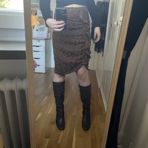 ZARA Kjol - Jättefin zara kjol med volang och leopard mönster. Inga tydliga defekter och köpta secondhand 