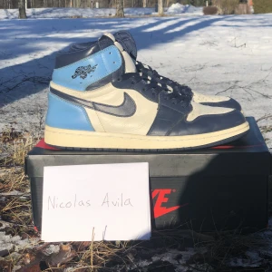 Jordan 1 High Obsidian - Jordan 1 High Obsidian. Använda men in fint skick. Storlek 45, 11US. Lite cracking på lädret samt lite skadad winglogo på en skon. Toppen på skosnöret är också lite sönder men lagat. För fler frågor kontakta via DM!