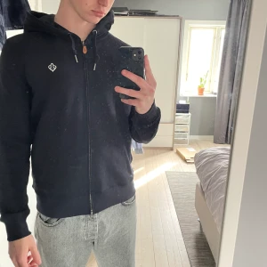 Morris Zip - Säljer sprillans ny Morris Zip hoodie, endast testad på 1 gång och insåg direkt att den är för liten… Nypris ligger på 1.6 men släpper för 700kr för vill bara bli av med den så snabbt som möjligt Pris är ej hugget i sten ifall ni är snabba och schyssta 🙌🏼 