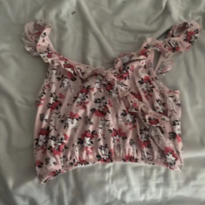 Tröja - Säljer en super sommrig topp som bara inte kommer till användning har knappt använt den inga synliga skador skriv för mer bilder eller om du vill köpa 