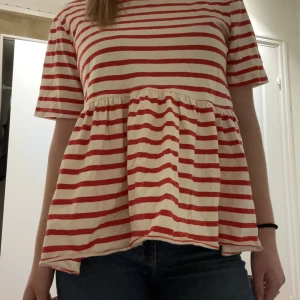 Trendig Zara topp - Säljer denna fina toppen från zara. Vara använd en gång och i bra skick! 