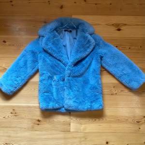 Brand: Gina tricot  Size:34  Material: vegan fur  Measurement: length: 74 centimeters chest: 53 x 2 centimeters waist: 50x 2 centimeters arm length: 65 centimeters shoulder to shoulder: 48 centimeters  Condition: signs of use but (u will get extra buttons
