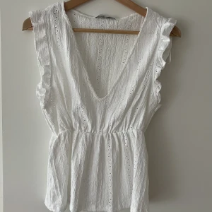 Topp från Pull & Bear - Sommartopp från Pull & Bear. Storlek L, men är liten i storleken. Använd fåtal gånger.