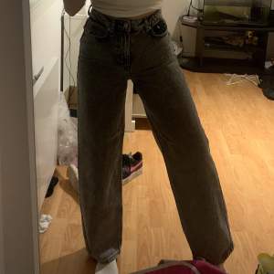 Grå NA-KD jeans som jag säljer i både storlek 32 och 34 då dem ej kommer till användning❣️150kr styck🥰