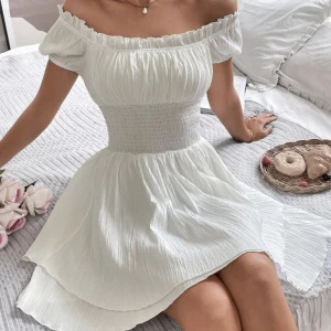 Vit klänning - Säljer denna gulliga klänningen, helt oanvänd - skulle ha på halloween som ”pirat” men blev inte av, passar perfekt som studentklänning ex. Ser exakt ut som på bilden!! 🤍