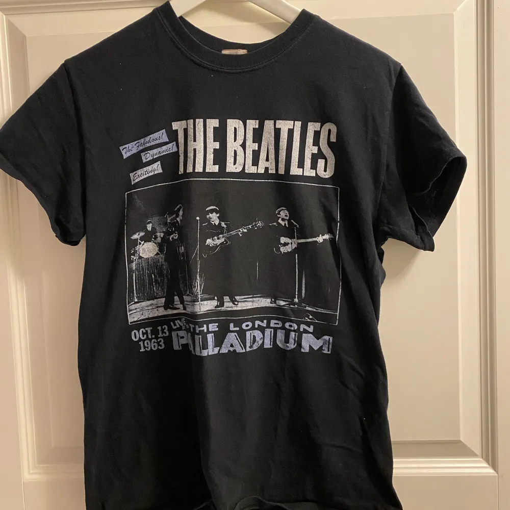 T-shirt med Beatlesmotiv. Frakt ingår i priset.. T-shirts.