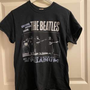 T-shirt med Beatlesmotiv. Frakt ingår i priset.