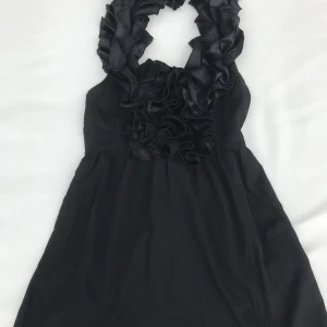 Halterneck topp - Svart halterneck från Bikbok helt oanvänd med prislapp kvar. 