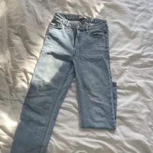 Säljer dessa ljus blå jeans från H&M. Så fin färg men har tyvärr blivit för små💗 Skicka för fler bilder
