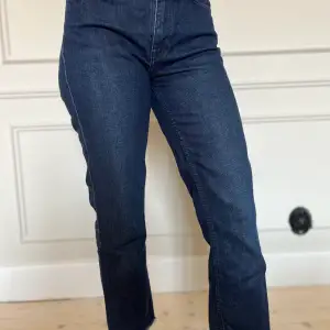 Lite kortare blå jeans. Är klippta nertill. Passar i längden för någon som är 155 eller kortare. 
