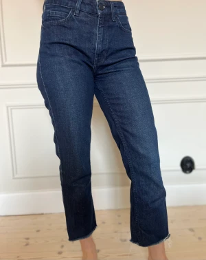 Blå jeans  - Lite kortare blå jeans. Är klippta nertill. Passar i längden för någon som är 155 eller kortare. 