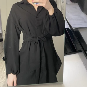 Blus/klänning  - Längre svart blus som även funkar som klänning 