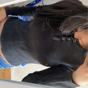 Svart tröja - Säljer denna fina svarta tröja från Kappahl som inte längre kommer till användning, den är i superbra skick💞