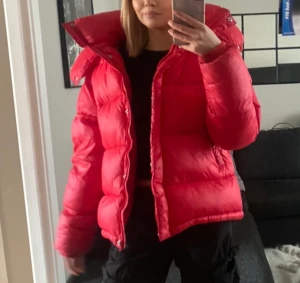 Jacka - Säljer min röda bikbok jacka, passar mig som är en S men skulle även passat till M. Jackan är inprincip aldrig använd så den är som ny😊