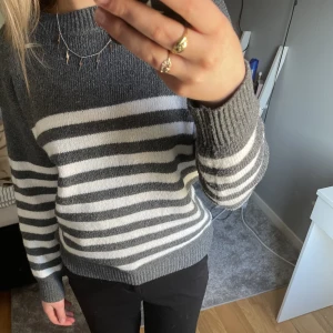 Tröja - En randig stickad tröja. Väldigt fin men kommer inte till användning🤍