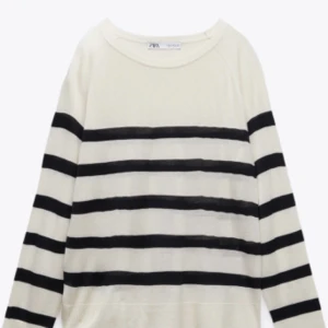 Tjock tröja - Zara tröja. Kostar 250kr jag säljer den för 150kr. Jag har använt tröjan 0 gånger tvättade 3 dagar sen (kommer tvätta innan jag sickar iväg) 