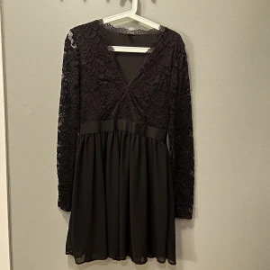 Svart klänning med spets - Svart, långärmad klänning med spets Använd 1 gång