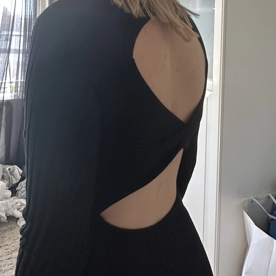 Ribbad svart klänning - 90